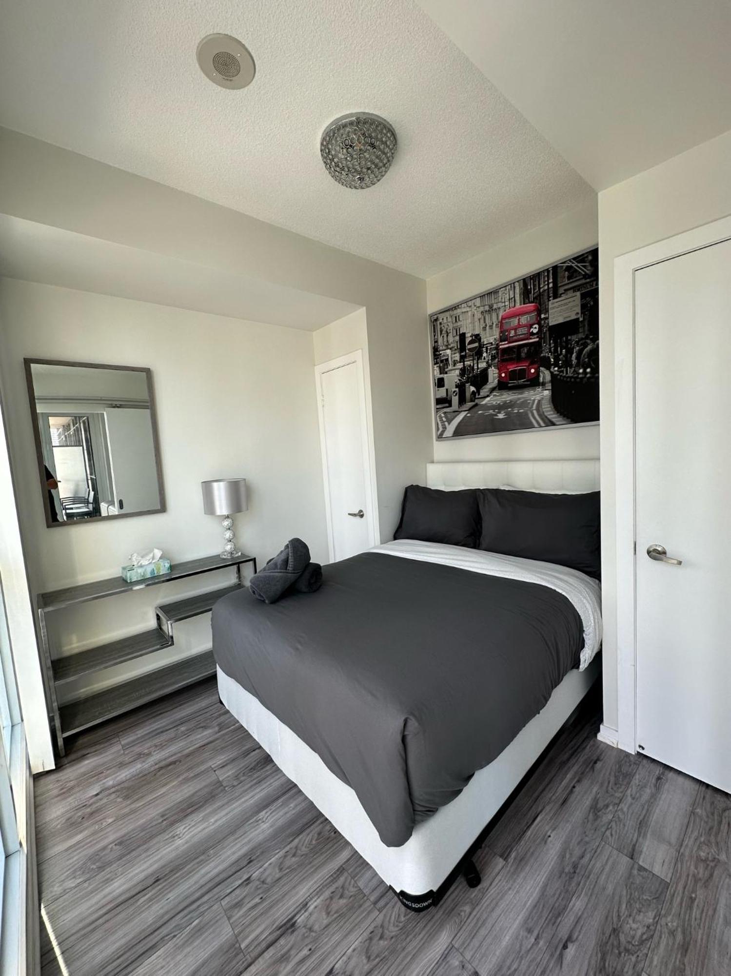 Newly Updated 2Br, 2Bath & Den In Downtown Toronto Beside Union Station & Scotia Bank Arena! Exterior foto